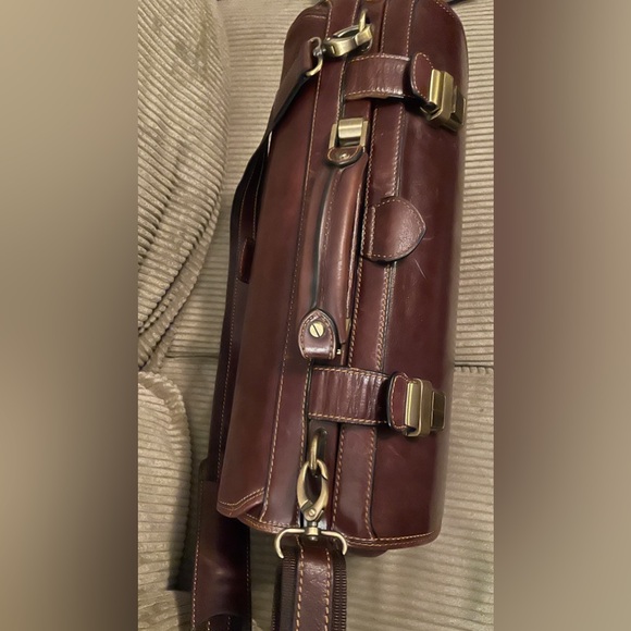 Classic Leather Briefcase in Rich Brown - Picture 2 of 8